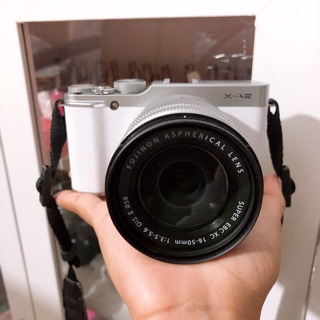 Fuji xa2 สีขาว 💋💋💋พร้อมส่ง มีของแถมให้ครบชุด สีรอยตามการใช้งาน สภาพกล้อง 97% ใช้งานได้ปกติ 100%