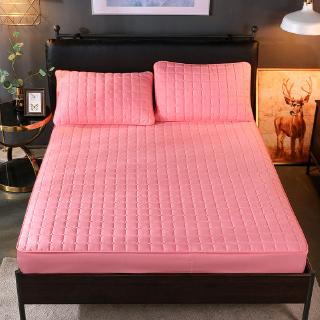 🔥Hot Sale ผ้าคลุมเตียงกันลื่นผ้าคลุมเตียงผ้าคลุมเตียงผ้าคลุมกันฝุ่นหนาชิ้นเดียวซิมมอนส์ที่นอนผ้าคลุมเตียง 1.8 เมตรรวมทุ