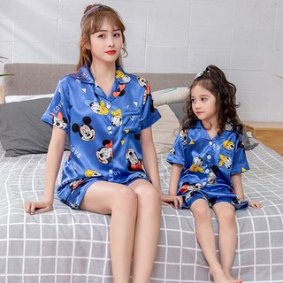 【ราคาต่ำสุด】 ชุดนอนผ้าไหมน้ำแข็ง ชุดนอนแม่และลูกสาว มิกกี้สีน้ำเงิน ชุดนอน เสื้อผ้าสำหรับคุณแม่และเด็ก 90~175cm